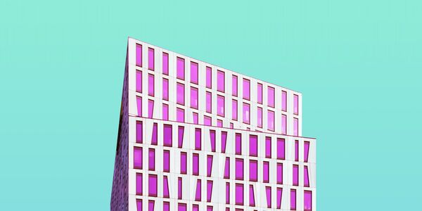 Wolkenkratzer vor türkisem Himmel